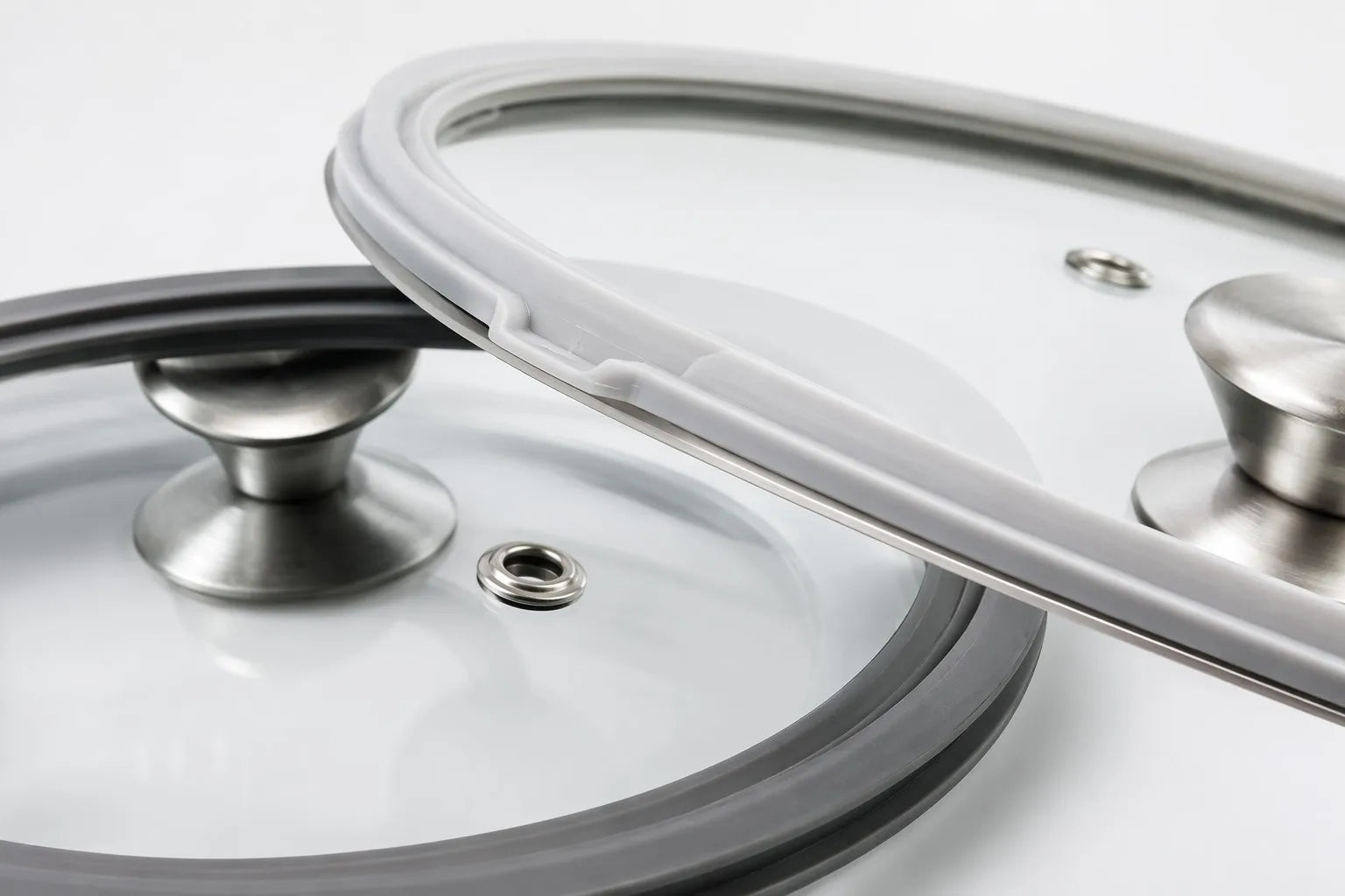 Close-up of food-grade silicone gasket on tempered glass cookware lid showing OEM specification detail for B2B cookware brands